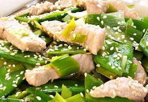 Grønn wok med svinekjøtt og sukkererter