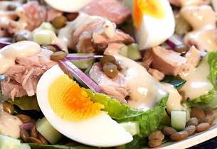 Tunfisksalat med egg og cæsardressing