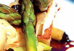 Gratinert chevre med asparges i vinaigrette, rosin og portvinssaus