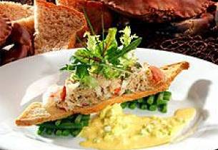 Krabbesalat med aspargesbønner og safransaus