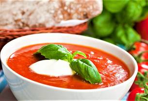 Yoghurtkremet tomatsuppe med basilikum