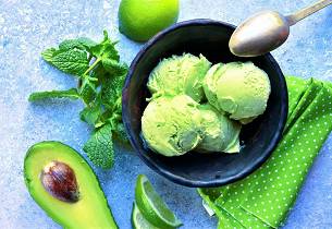 Avocado-iskrem med lime og mynte