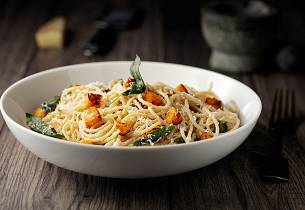 Spaghetti med brunet smør, gresskar og salvie