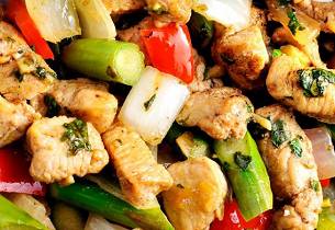 Grillet kylling med wokgrønnsaker i sursøt saus