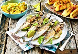Grillet makrell med lime og koriander, grillet ananas og nypotetsalat 