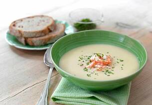 Potet- og purreløksuppe er en klassiker som også kan få selskap av en håndfull reker