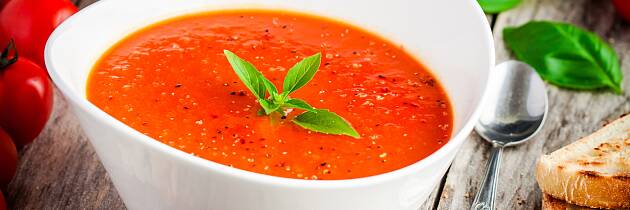 Gazpacho er med god grunn populær i heten i Spania: grønnsakssuppen serveres nemlig kald