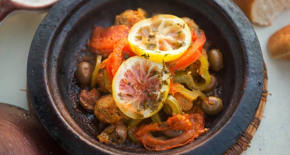 Marokkanske fiskeboller med paprika, oliven, tomater og syltet sitron