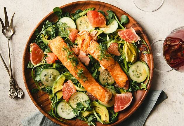 By på en lekker salat med stekt laks på toppen