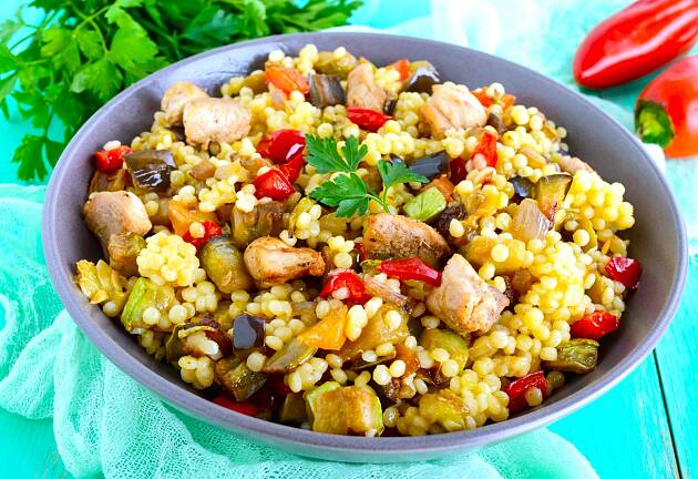 En lun salat med couscous, kylling og bakte grønnsaker er mettende og godt