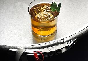 Slik serveres klassikeren Old Fashioned på verdens 10. beste bar - Himkok