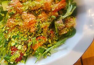 Salat med tartar av ishavsrøye, avocado og wasabierter