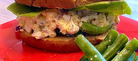 Lag en digg toast med krabbesalat, aspargesbønner med hvitløk og safransaus på siden