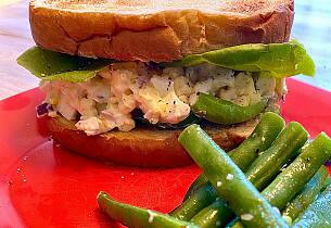 Lag en digg toast med krabbesalat, aspargesbønner med hvitløk og safransaus på siden