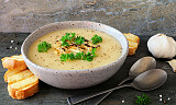 Lag en mettende suppe med blomkål og poteter - bli overrasket over hvor herlig det smaker