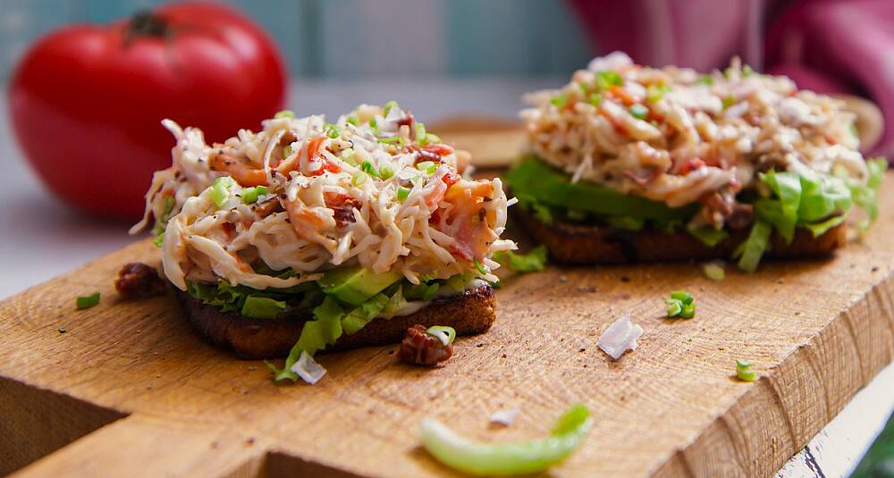 Helgens beste forrett eller smårett: Krabbesalat med god dressing på toast